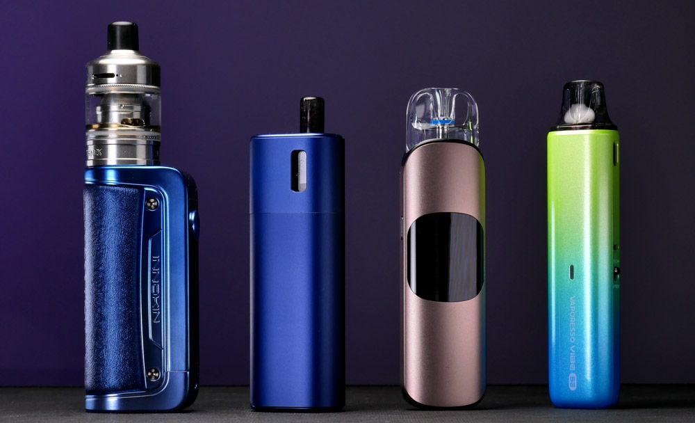 Différentes e-cigarettes et réservoirs