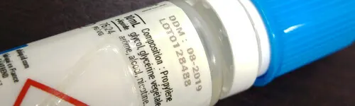 zoom sur les informations de DDM sur un flacon de e-liquide Alfaliquid