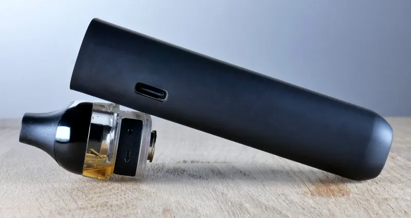cartouche remplie de e-liquide sur le pod Feelin X de Nevoks